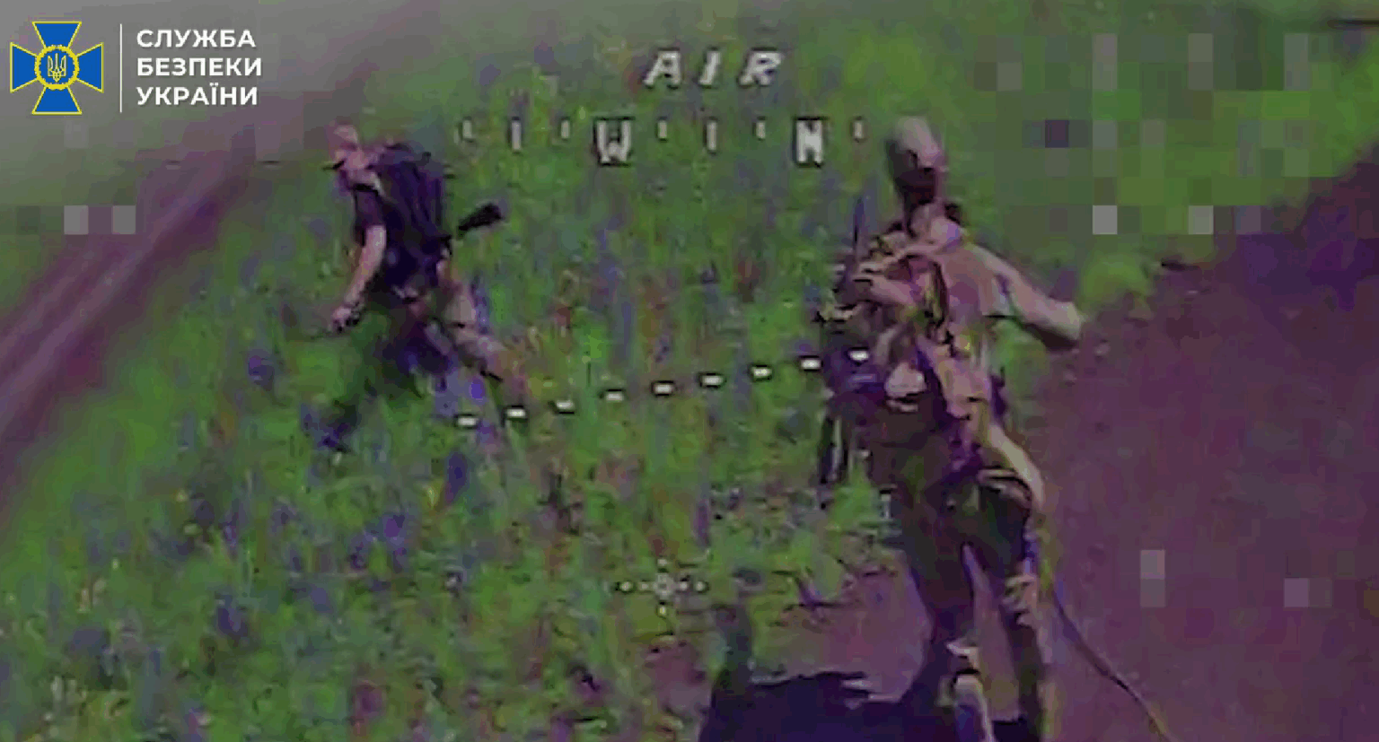 Дві особи в полі, зйомка з дрона