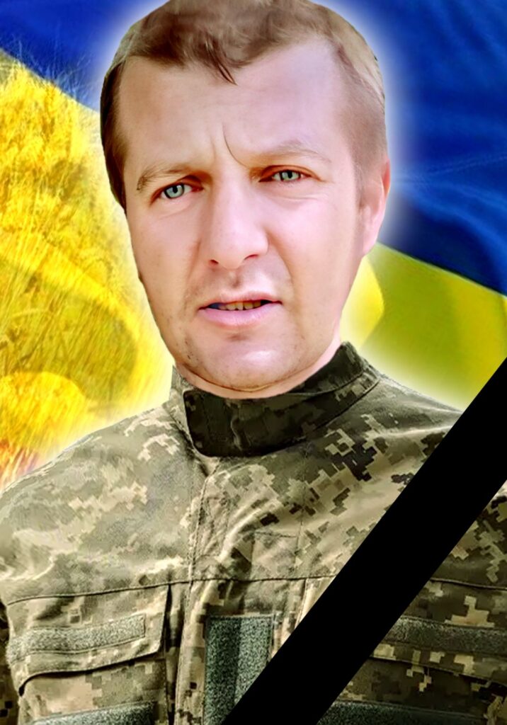 Український військовий на тлі прапора України