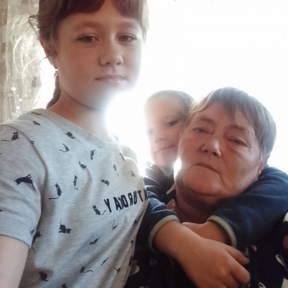 Прикарпатські волонтери збирають 285 тисяч гривень на операцію бабусі, яка сама виховує двох онуків