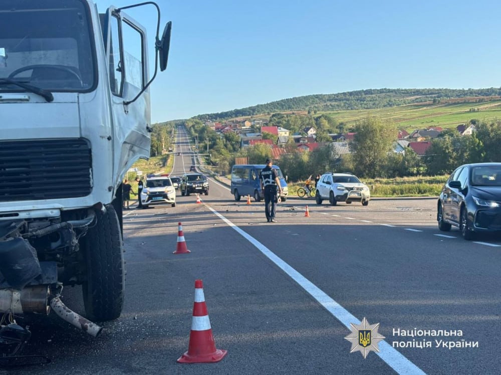 ДТП на дорозі з поліцією і машинами