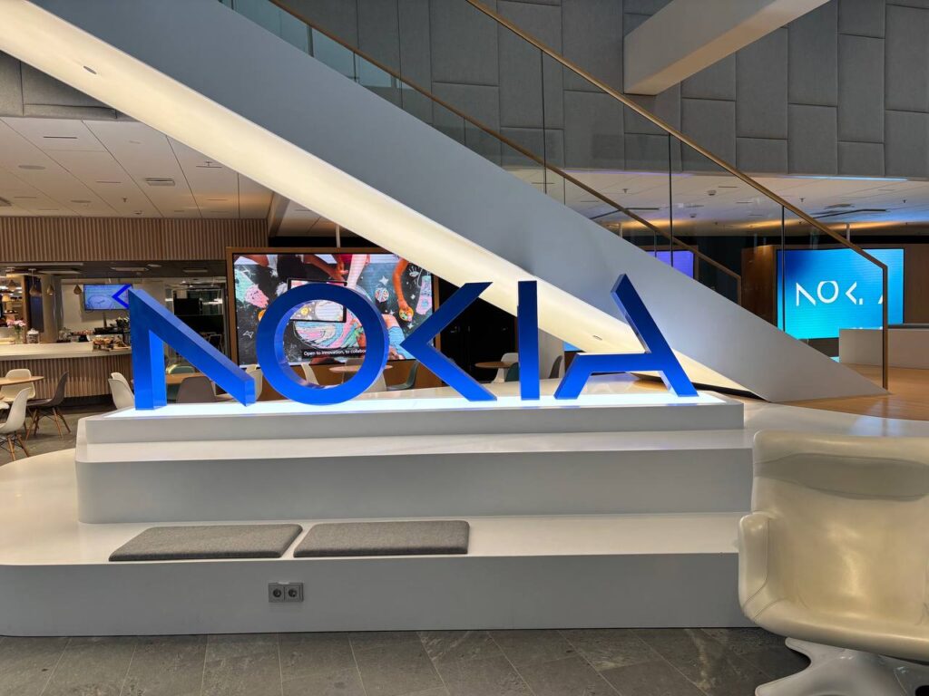 Офіс Nokia з великим логотипом у фойє.
