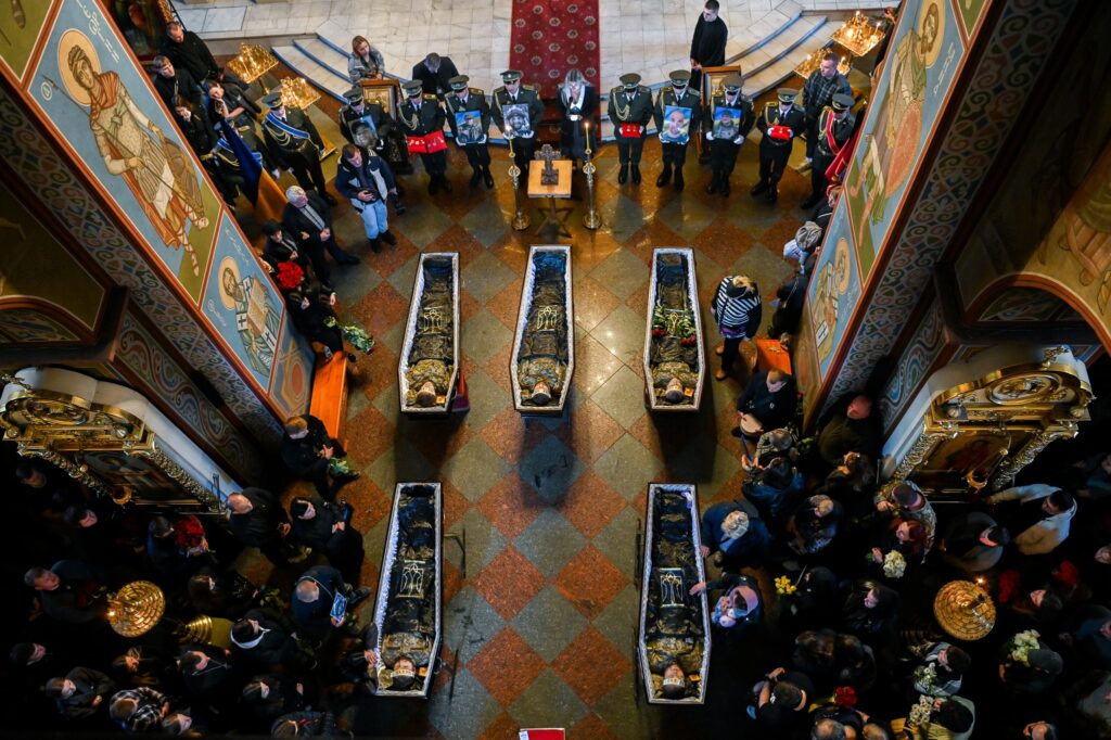 Похоронна церемонія у церкві, жалобна процесія будь-якого типу.