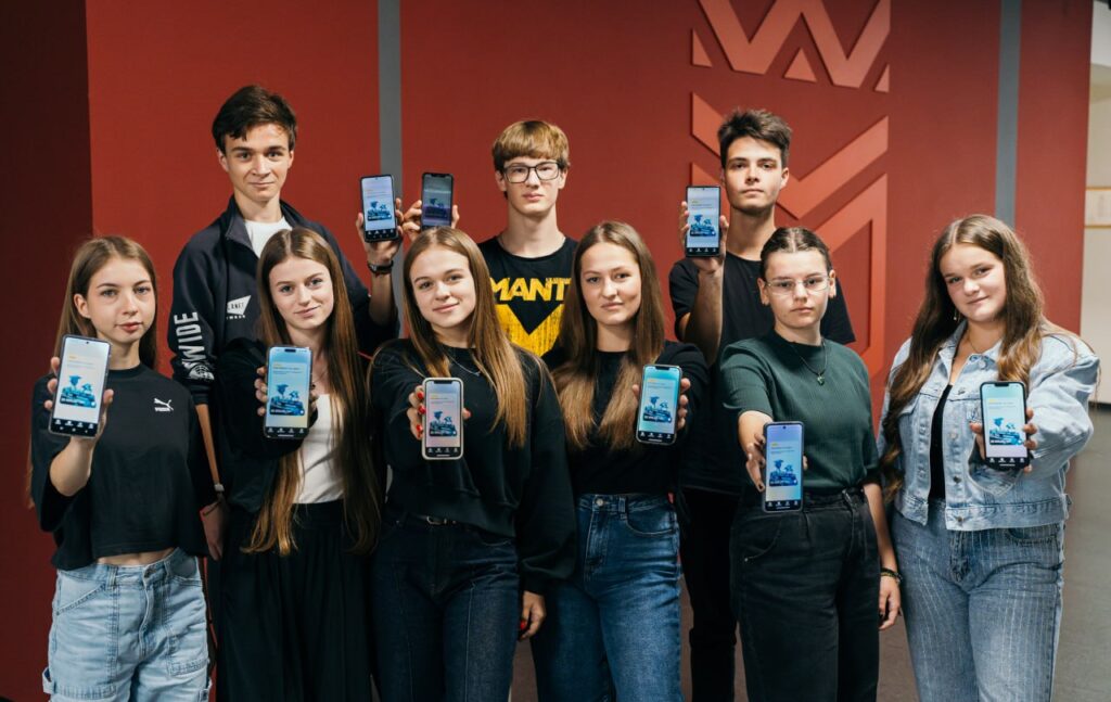 Група підлітків демонструє смартфони з екранами.