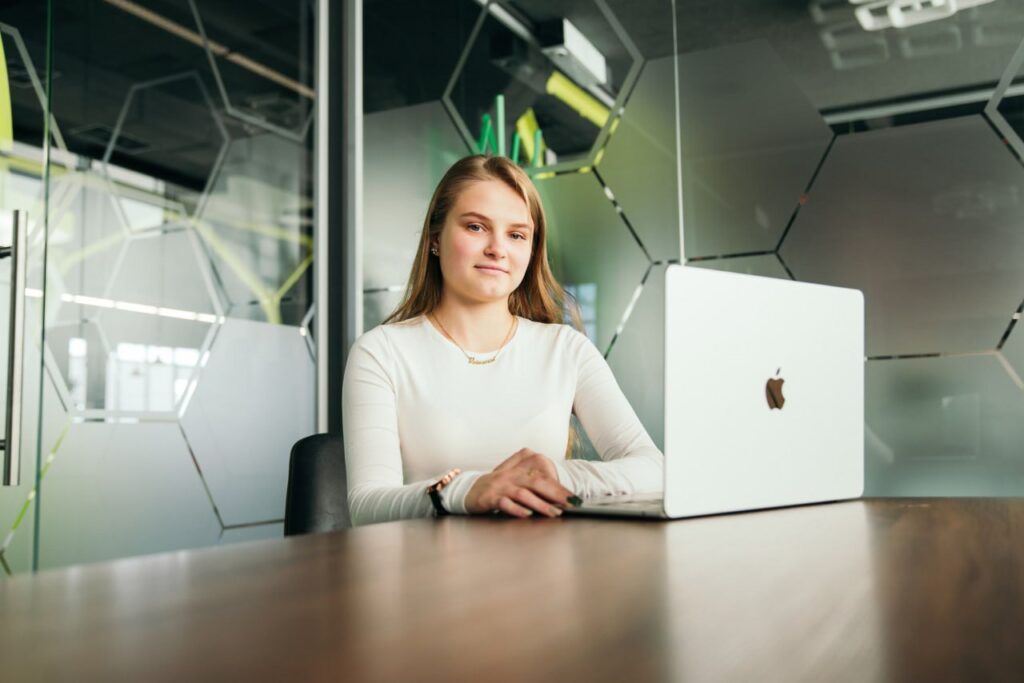 Жінка працює на ноутбуці в офісі