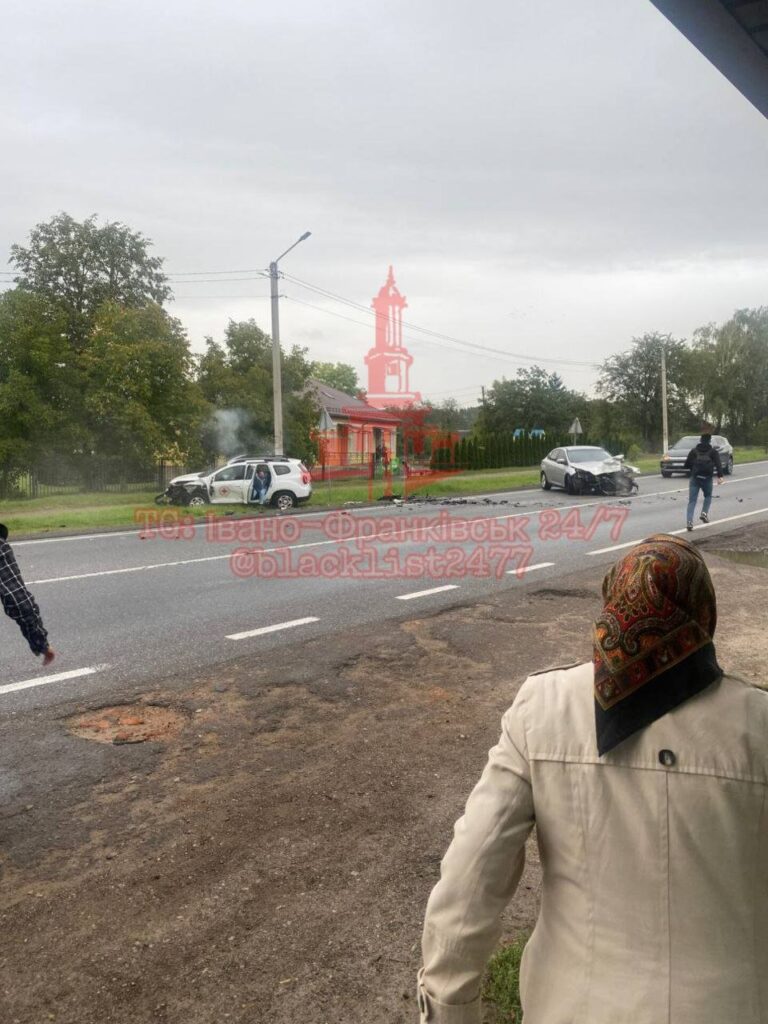 Автокатастрофа на дорозі під дощовим небом.