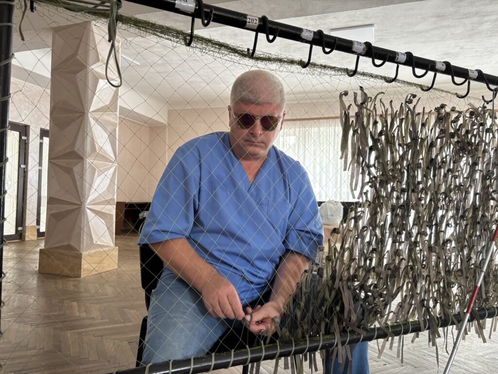 Незрячий волонтер Микола Бойчук плете маскувальні сітки у Калуші