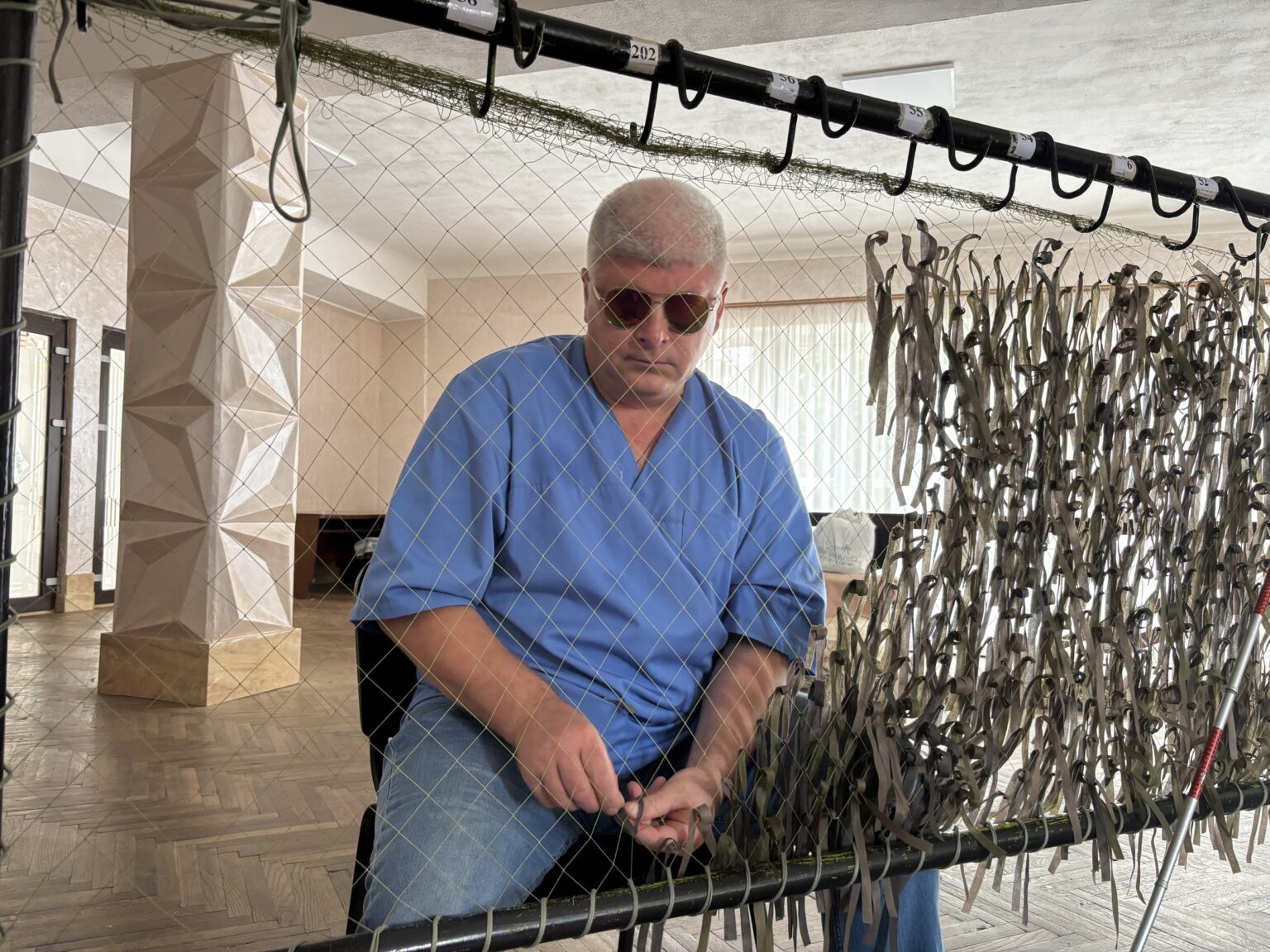 Незрячий волонтер Микола Бойчук плете маскувальні сітки у Калуші