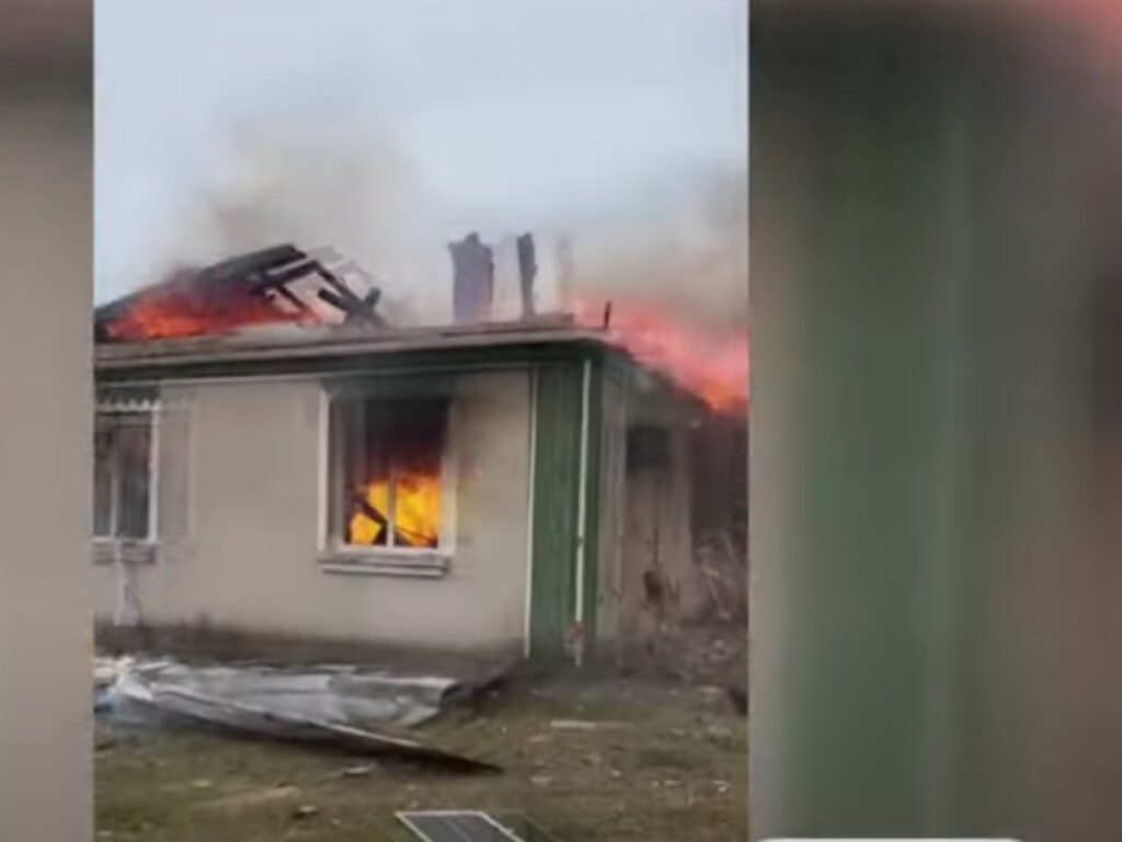 На селі Волині ракета з літака впала на житловий будинок. ВІДЕО
