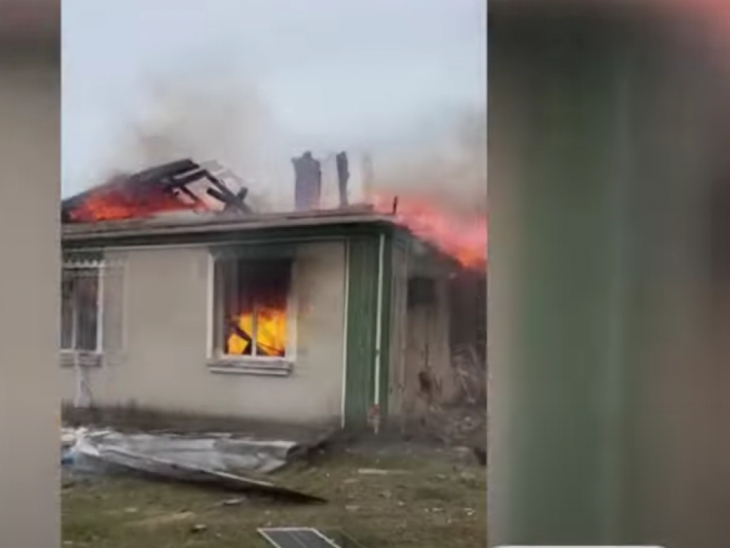На селі Волині ракета з літака впала на житловий будинок. ВІДЕО