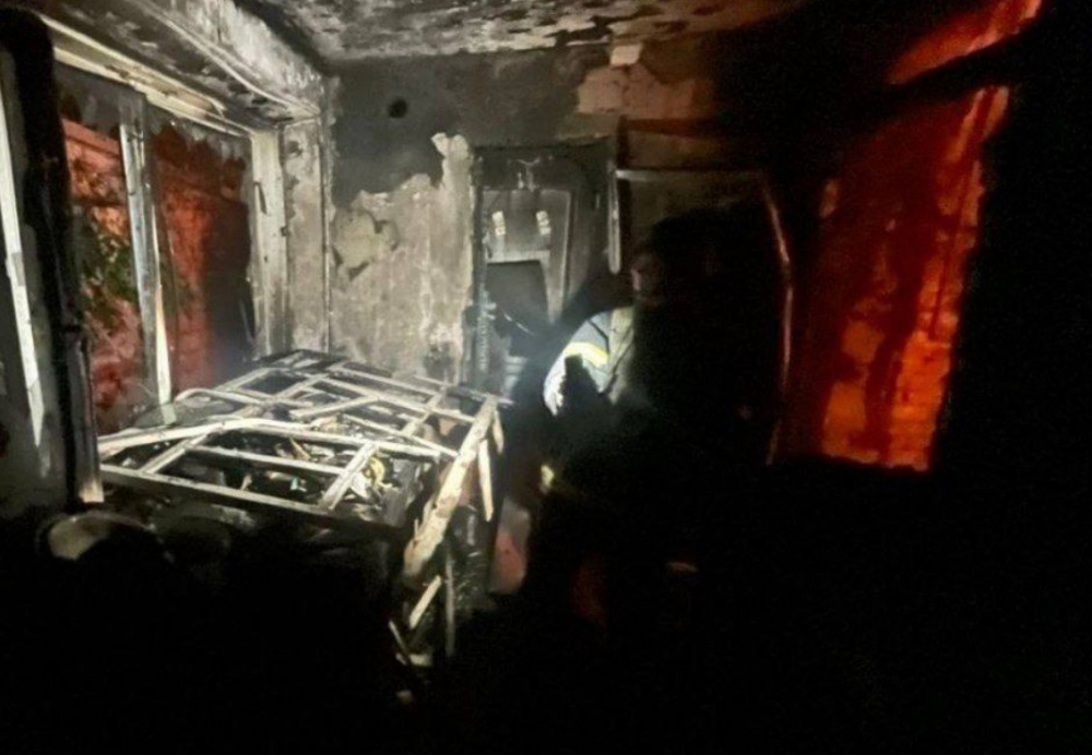 Згоріла кімната з вогнем та пошкодженнями стін