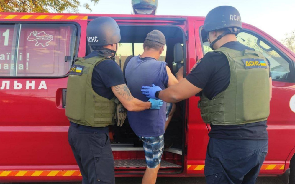 Рятувальники допомагають людині сісти в машину