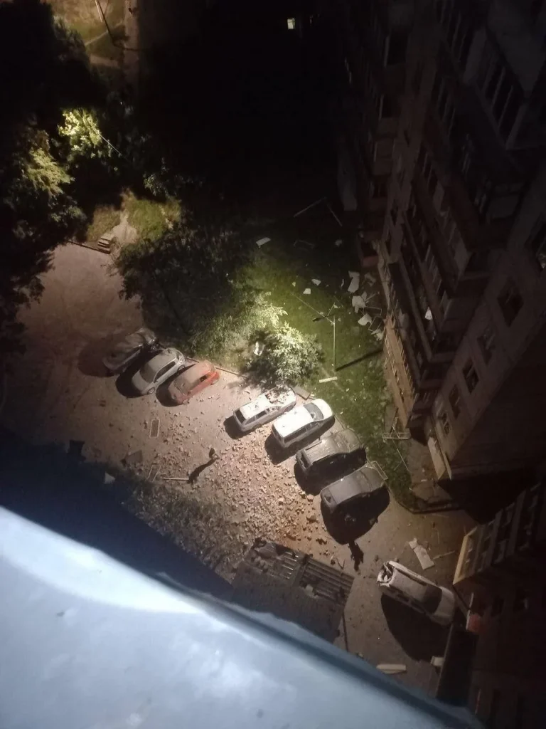 Нічний вид з висоти на автомобілі біля будинку.