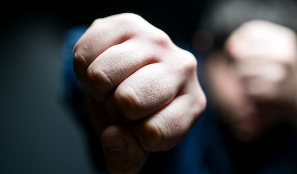 Кулак чоловіка на темному фоні