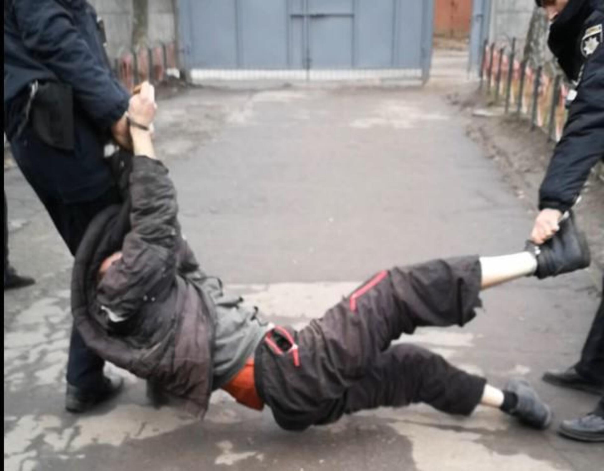 ДБР перевіряє 4 випадки можливого побиття громадян прикарпатськими поліцейськими