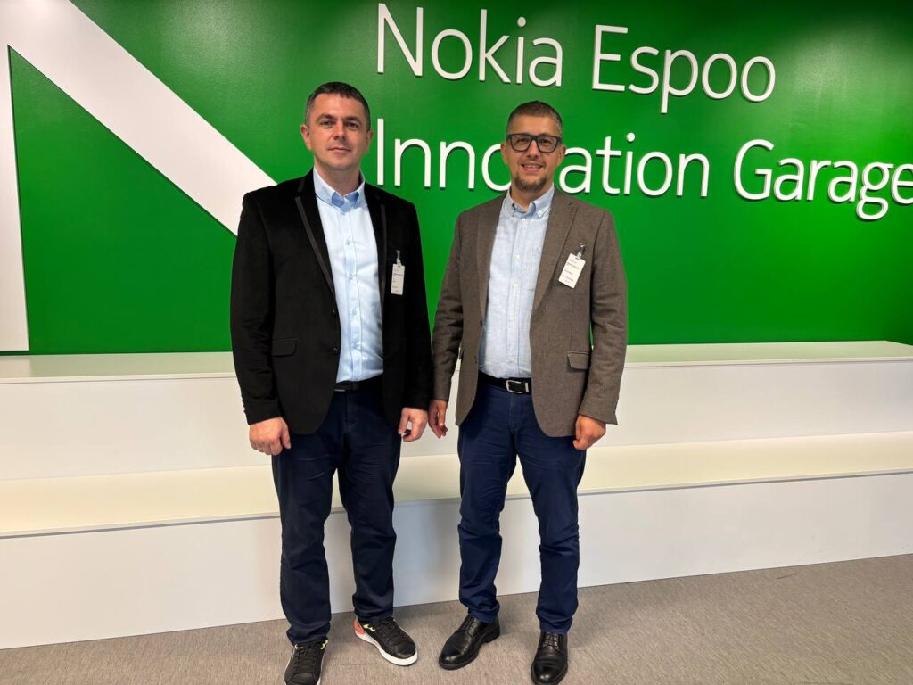 Двоє чоловіків у Nokia Espoo Innovation Garage