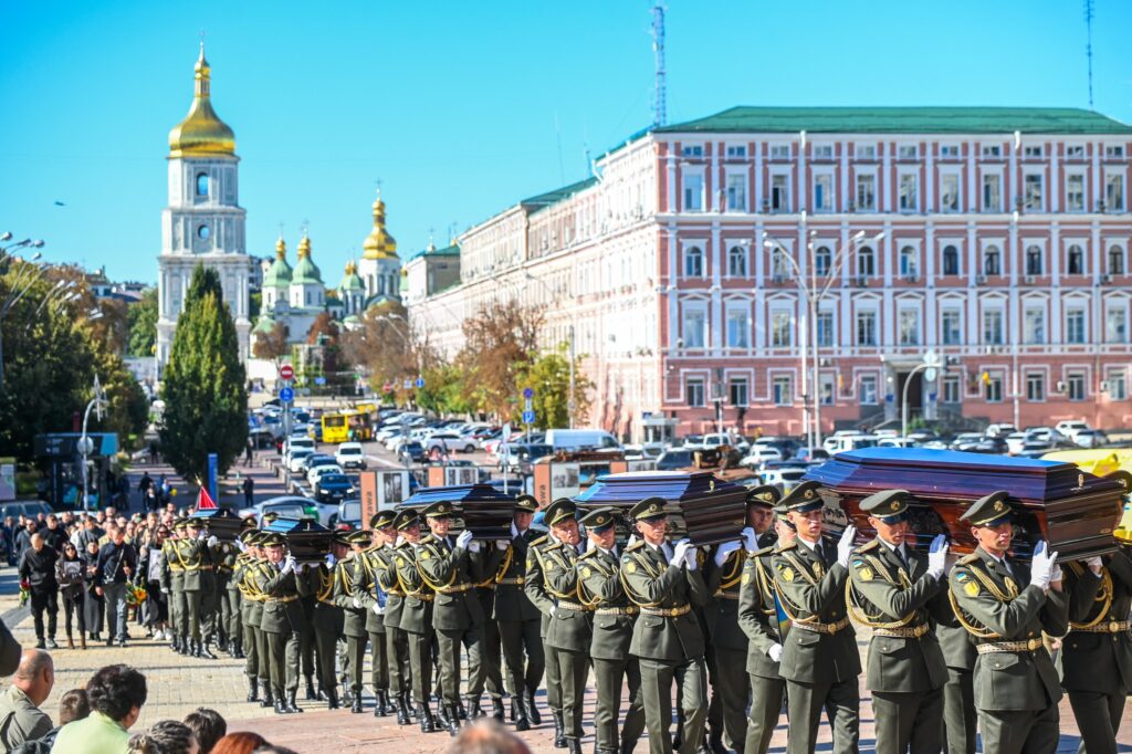 Військовий похорон у Києві, монастир на фоні