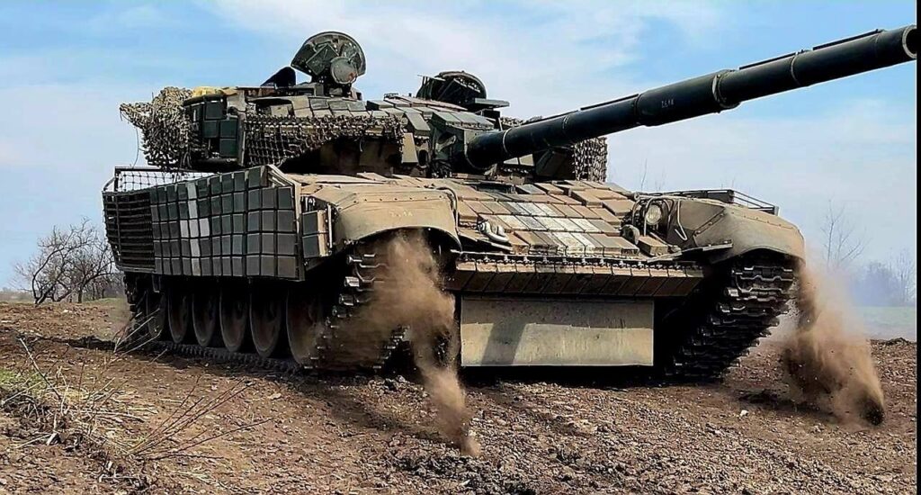 Український танк в русі на полі бою