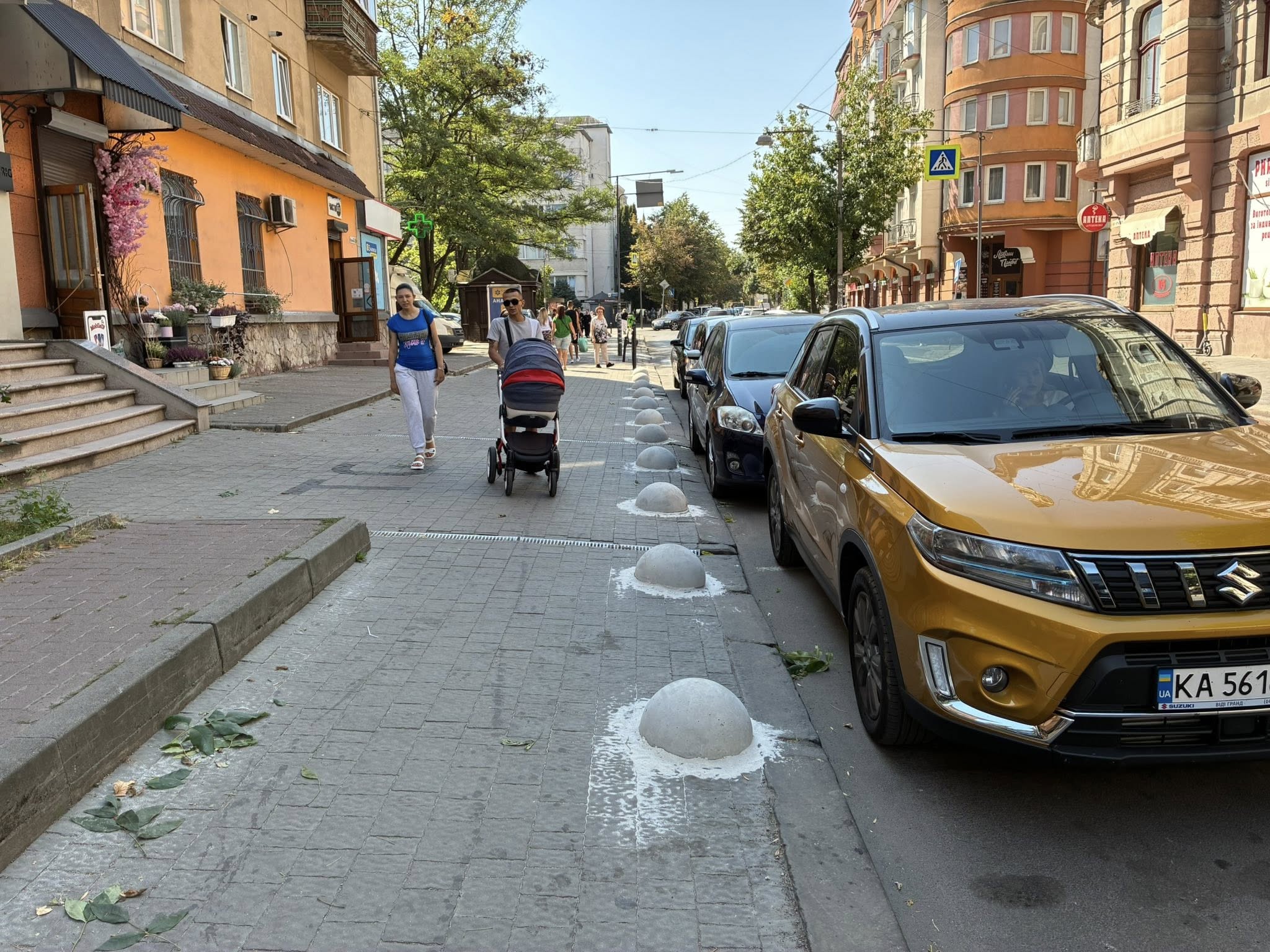 Припаркуватися в центрі Франківська стане ще важче: на ще одній вулиці з'явилися антипаркувальні півкулі