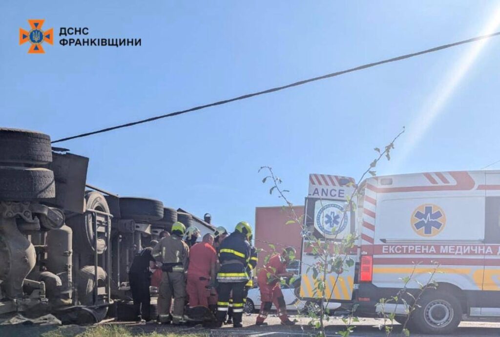 Аварія вантажівки та робота рятувальників на місці