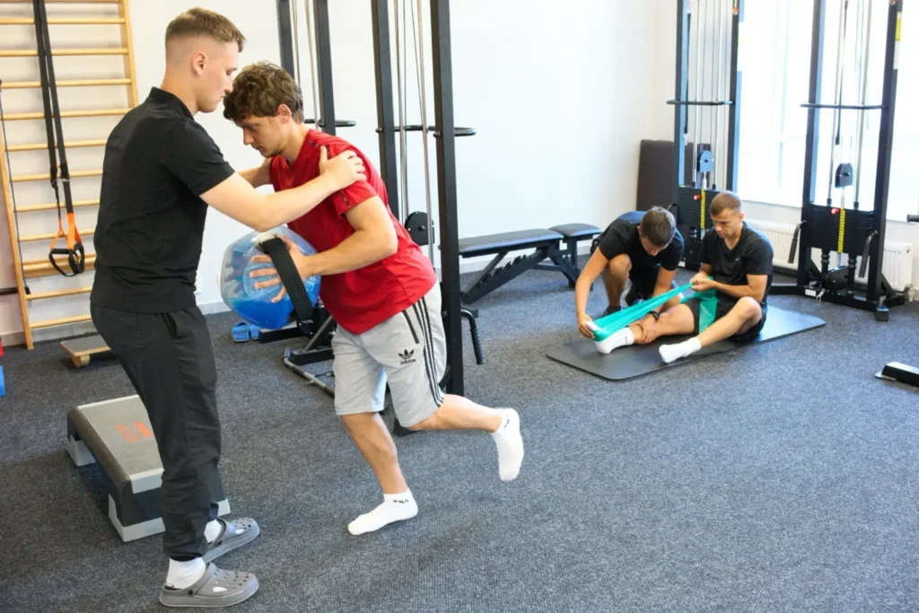 Тренування фізичної терапії в спортзалі