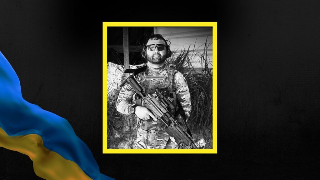 Солдат із зброєю у військовій формі.