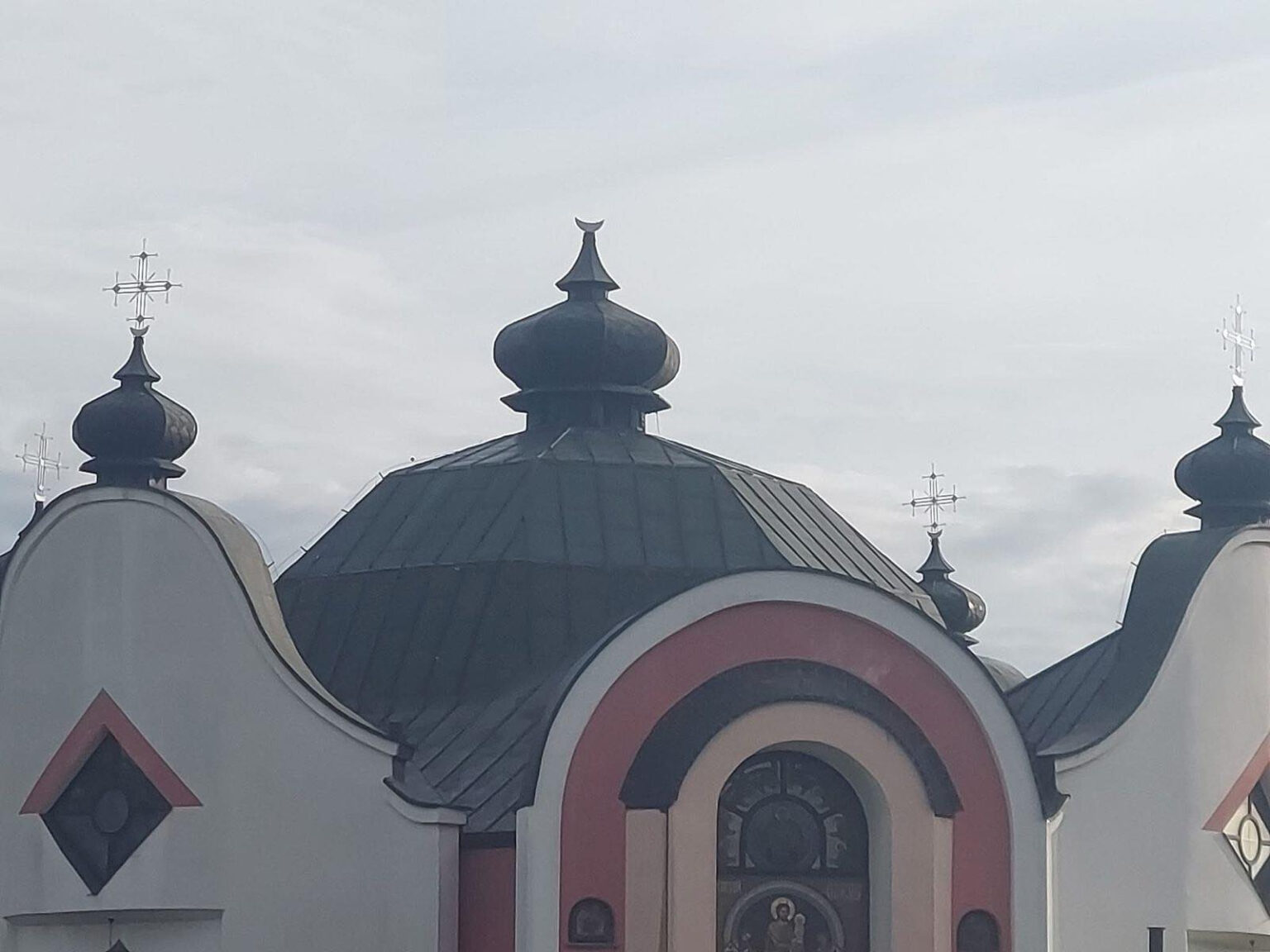 У Польщі невідомі пошкодили дах і зрізали хрест з української церкви