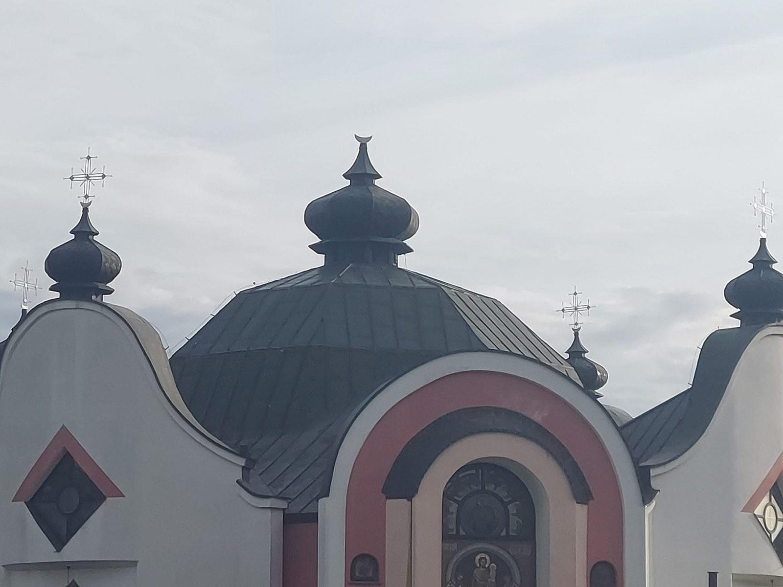 У Польщі невідомі пошкодили дах і зрізали хрест з української церкви