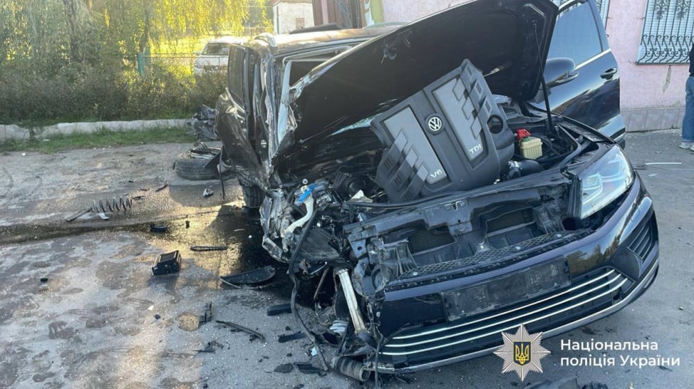 У наслідок ДТП автомобіль влетів у придорожній магазин між Надвірною та Богородчанами