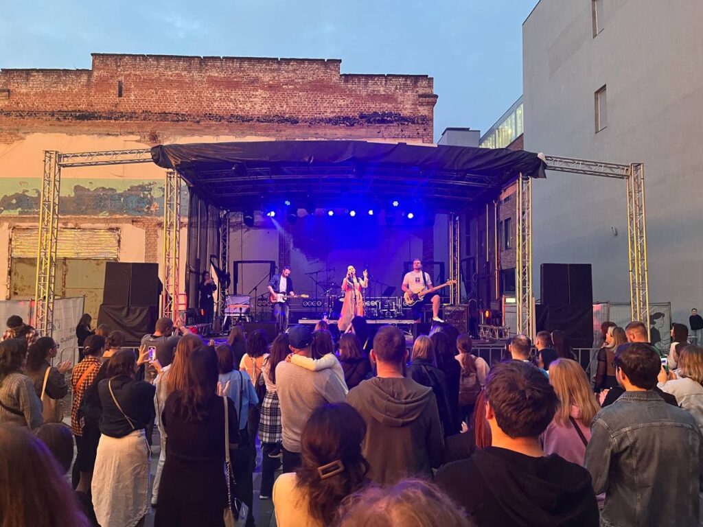 «Крихітка» влаштувала незвичайний аукціон перед концертом у Франківську. ФОТО