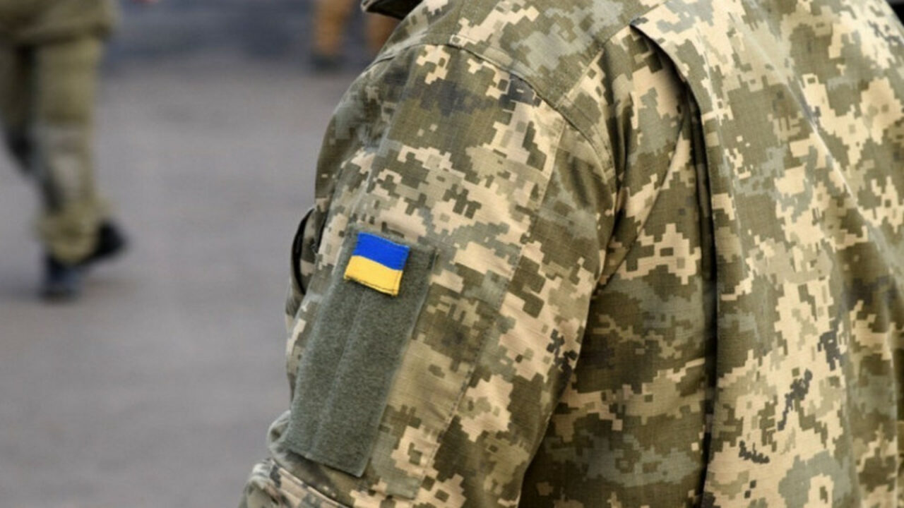 Військова форма з прапором України на плечі.