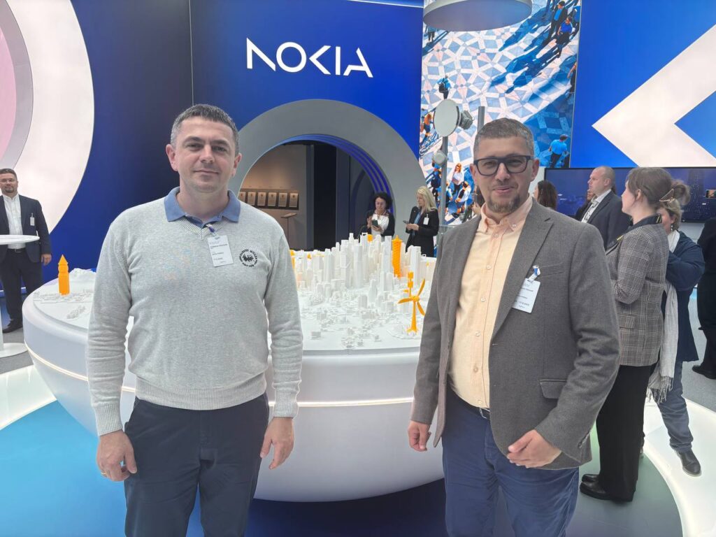 Люди на виставці Nokia, макет міста.