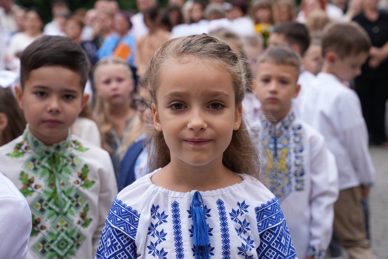 Діти в вишиванках на шкільному святі