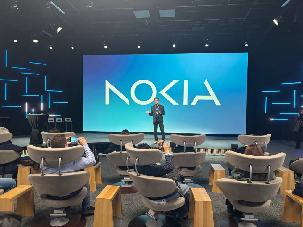 Презентація Nokia на сцені перед аудиторією