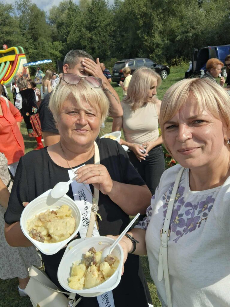Люди на фестивалі з тарілками їжі на вулиці