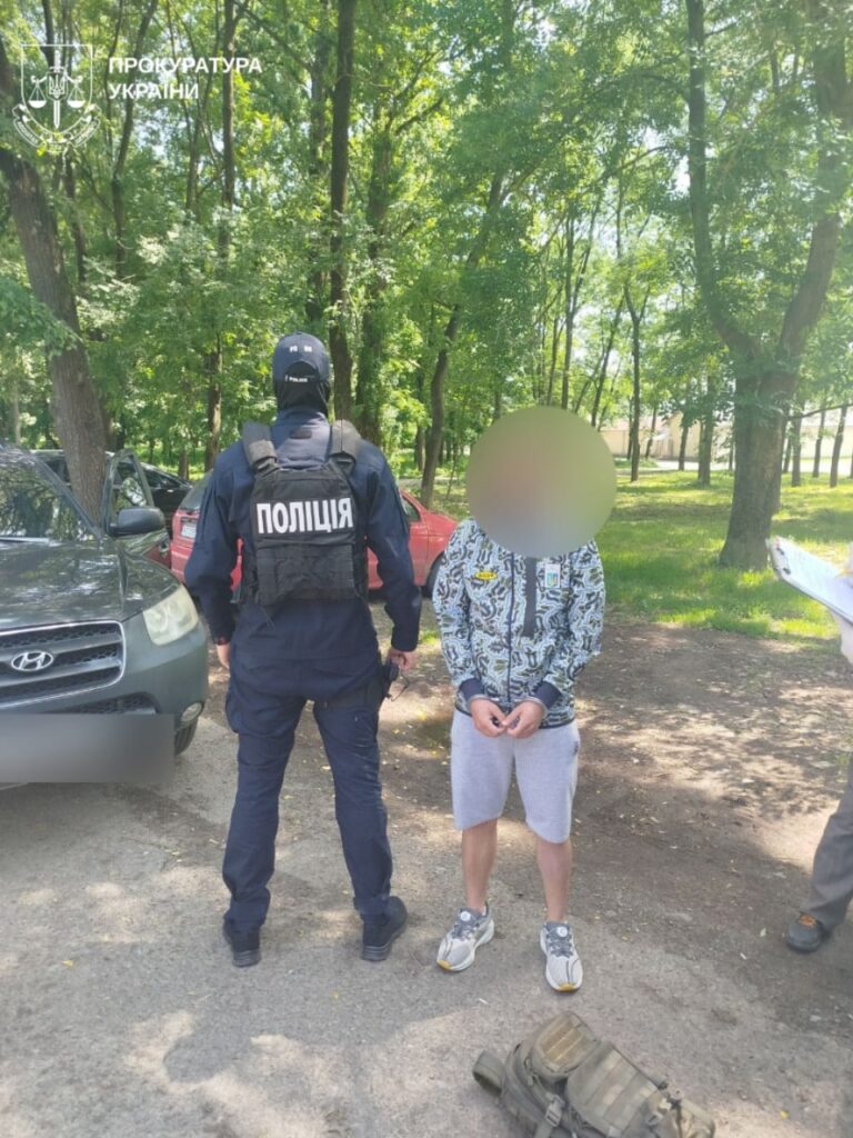 Поліцейський затримує особу у парку