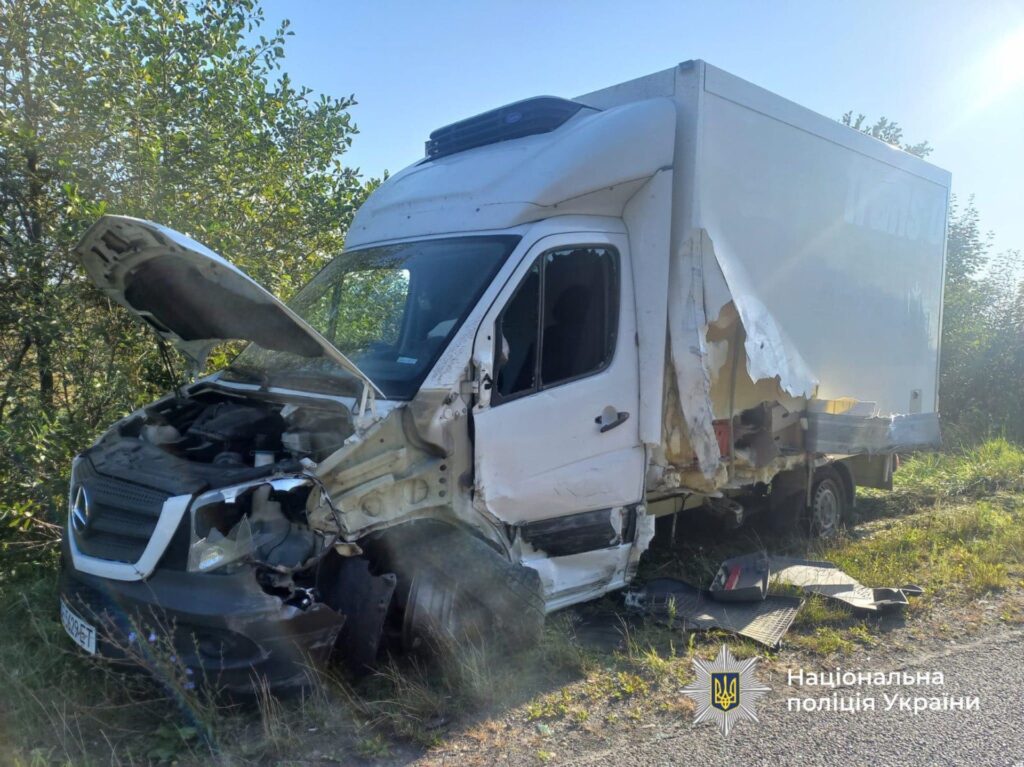 Зруйнована вантажівка після аварії біля дороги.