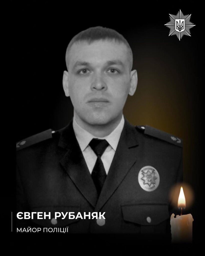 Чоловік у поліцейській формі з свічкою.