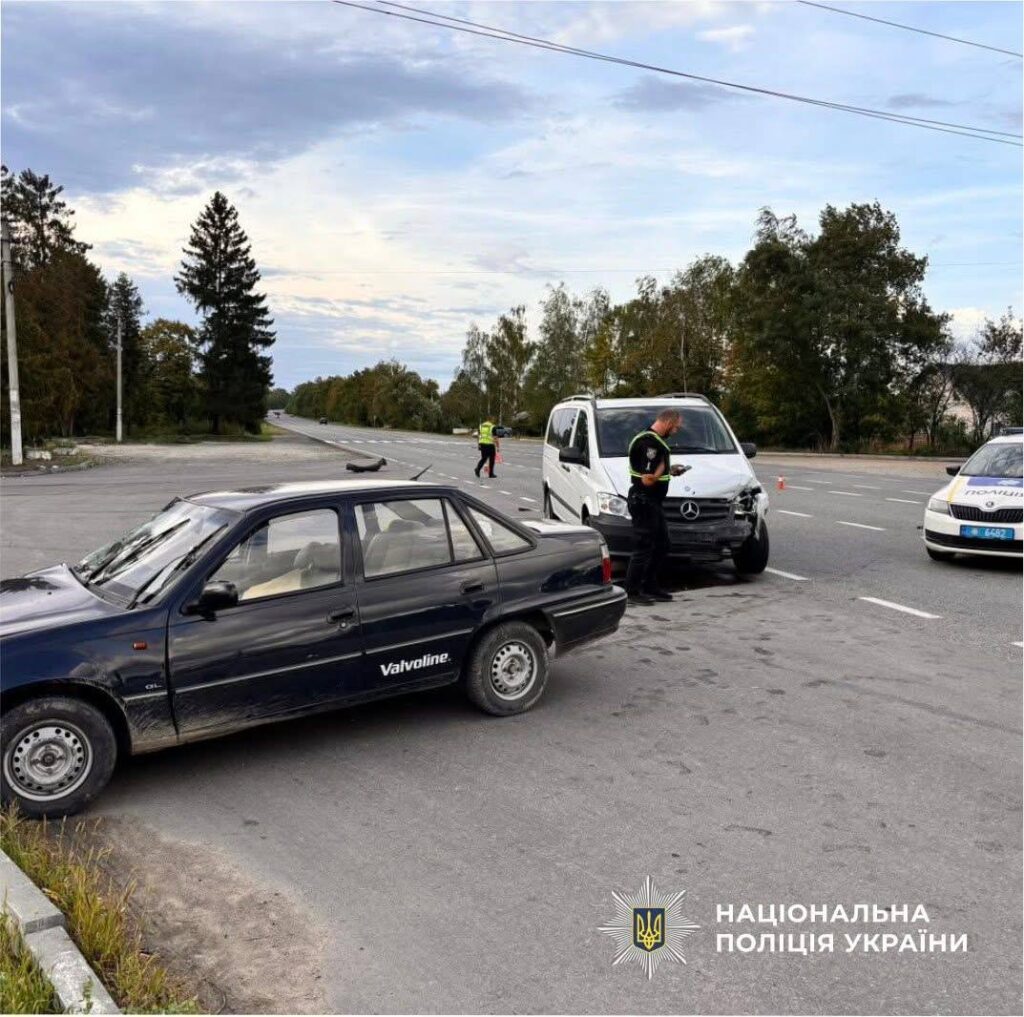 На Коломийщині автомобіль врізався в мікроавтобус: є постраждалі. ФОТО