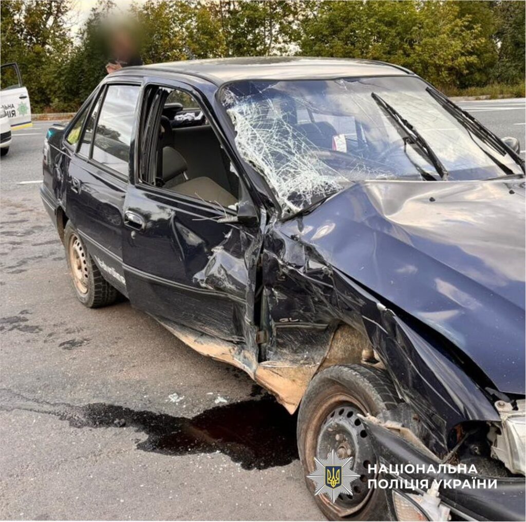 Легковий автомобіль з розбитим лобовим склом після ДТП.