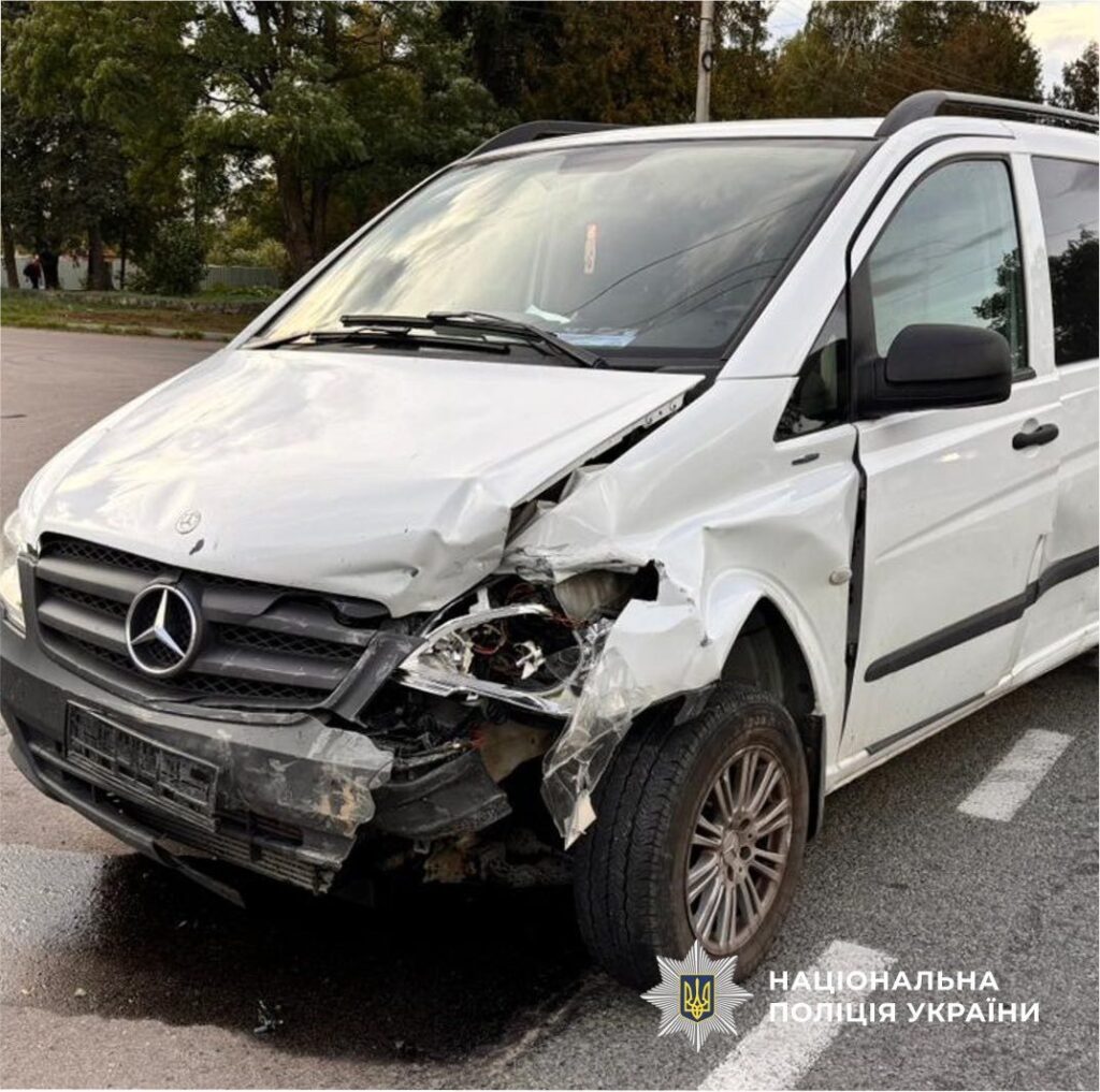 Пошкоджений білий мінівен після аварії на дорозі.