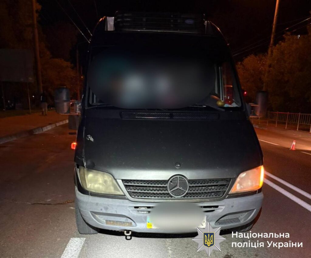 Темний фургон на нічній дорозі