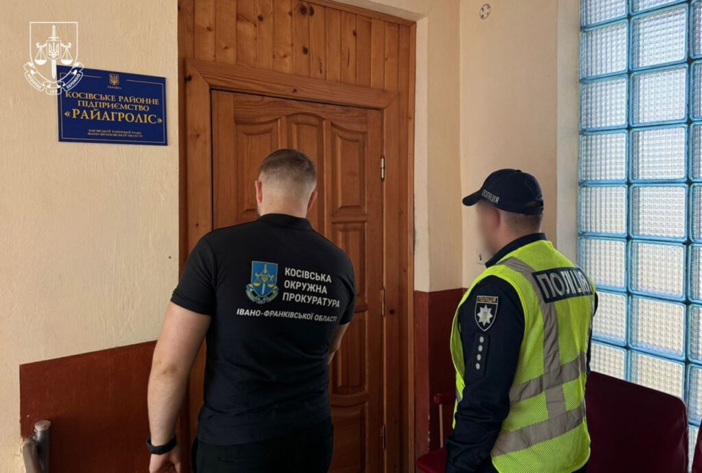 Прокурор і поліцейський біля дверей офісу.