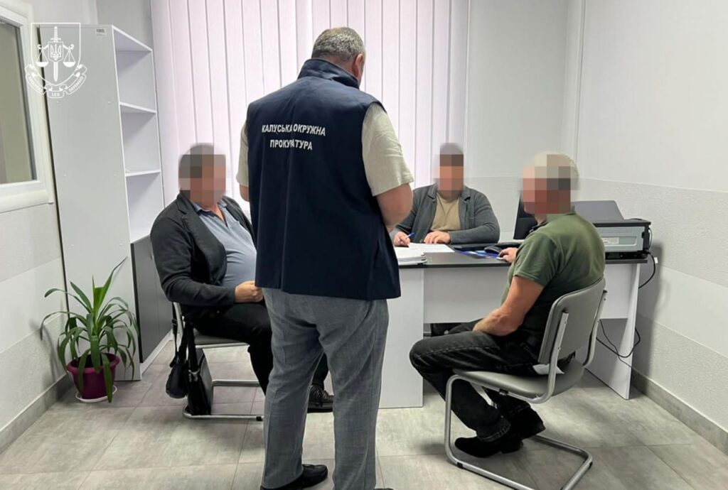 Обговорення в офісі прокуратури, чотири чоловіки