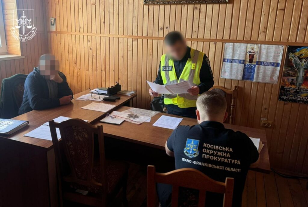 Поліцейський обговорює документи з прокурорами в офісі.
