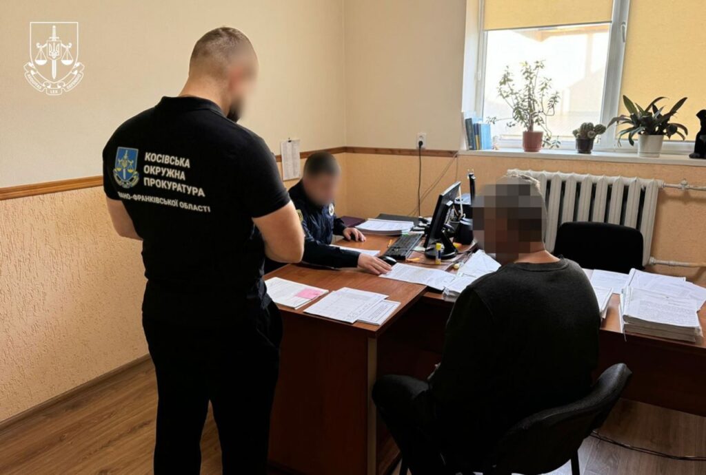 Офіцери обговорюють документи у кабінеті прокуратури.