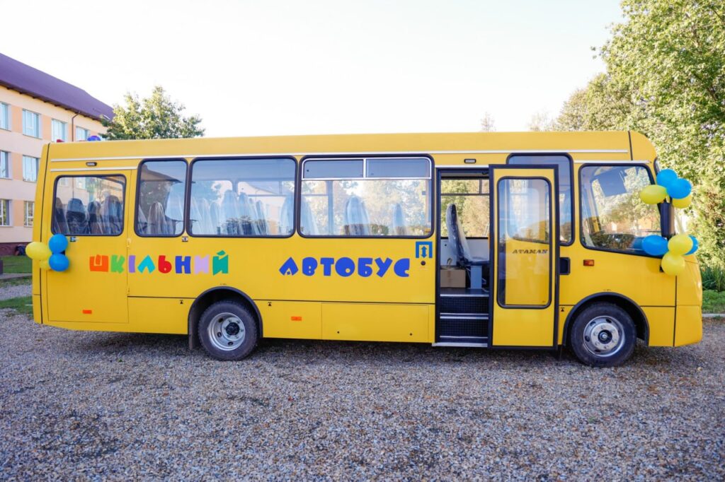 На Прикарпатті ще дві громади отримали шкільні автобуси