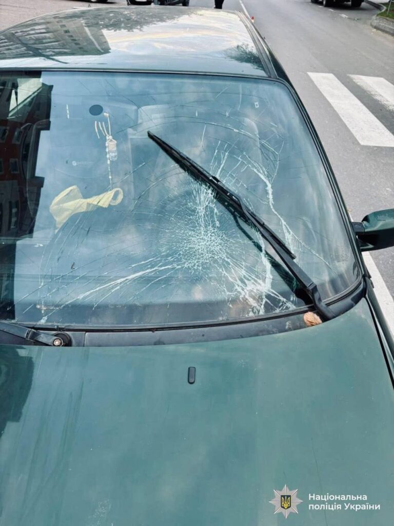 Розбите лобове скло автомобіля на дорозі