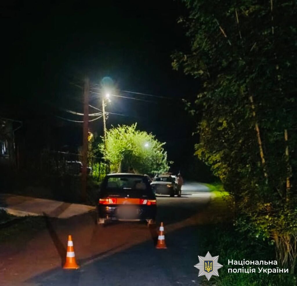Дорожня ситуація вночі з автомобілем і конусами