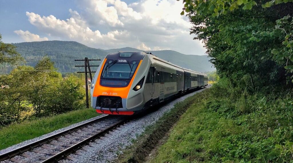 «Укрзалізниця» запускає на вихідні додаткові регіональні рейси до Ворохти