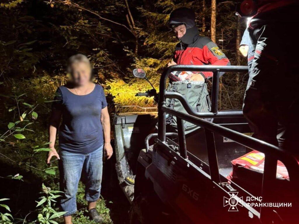 Прикарпатські рятувальники знайшли жінку, яка заблукала у лісі
